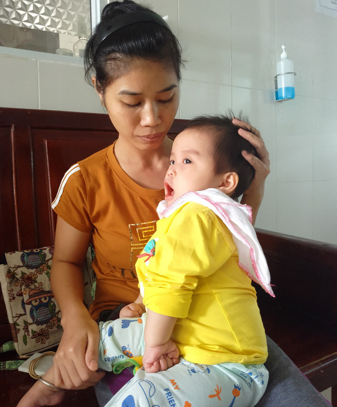 Xót thương bé gái hơn 1 tuổi bị côn trùng đốt khiến tay chân co quắp, teo não không thể nhận thức