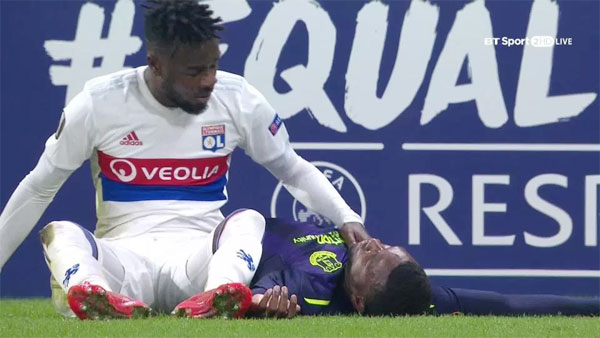 Sao Everton nằm bất động sau cú ngã trời giáng