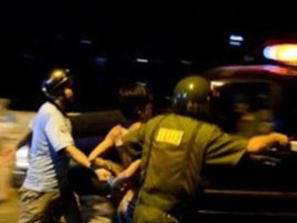 Cảnh sát nổ súng bắn kẻ trộm cầm dao ở Sài Gòn