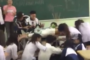 Teen Hưng Yên mang chuối xanh thắp hương bạn trong ngày sinh nhật