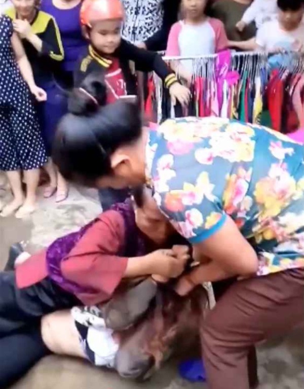 Choáng trước cảnh mẹ chồng già 70 tuổi đi đánh ghen cùng con dâu?