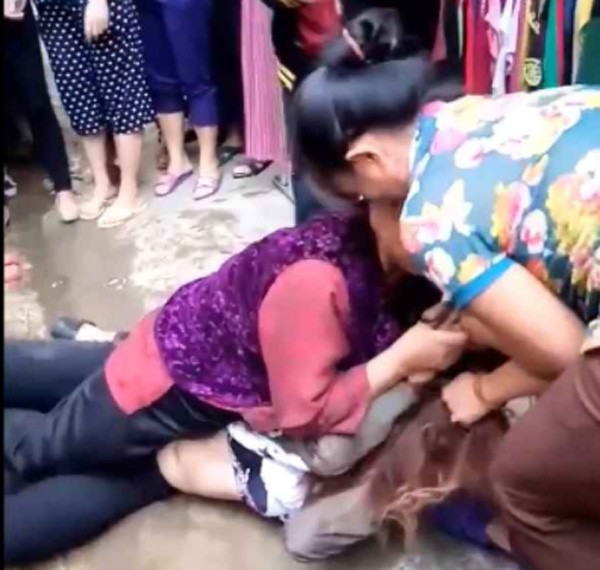 Choáng trước cảnh mẹ chồng già 70 tuổi đi đánh ghen cùng con dâu?