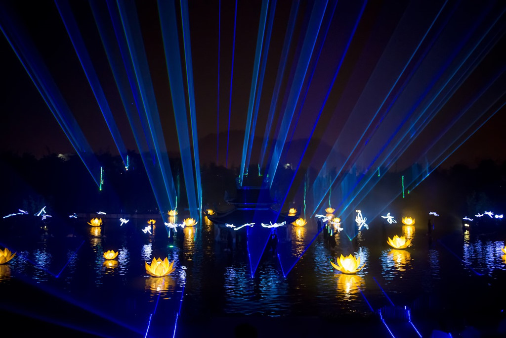 Chúa đảo Tuần Châu - Việt Tú: Tranh cãi còn vì bình cũ rượu mới?