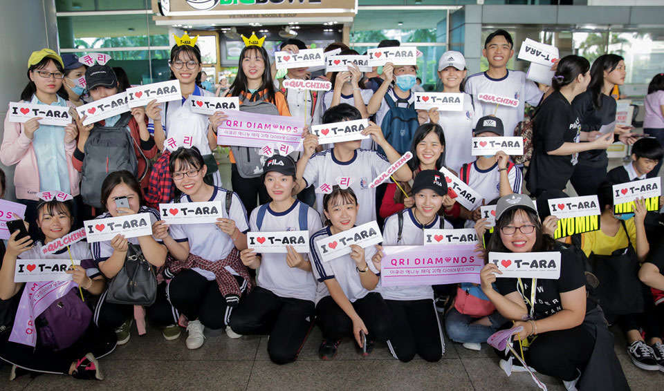 Fan Việt gào thét khi T-ara có mặt ở sân bay Tân Sơn Nhất