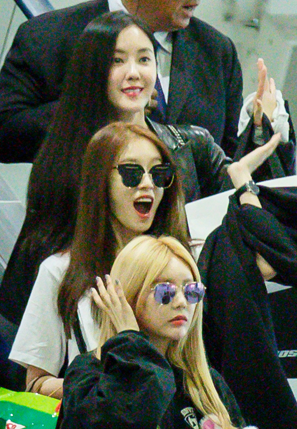 Fan Việt gào thét khi T-ara có mặt ở sân bay Tân Sơn Nhất