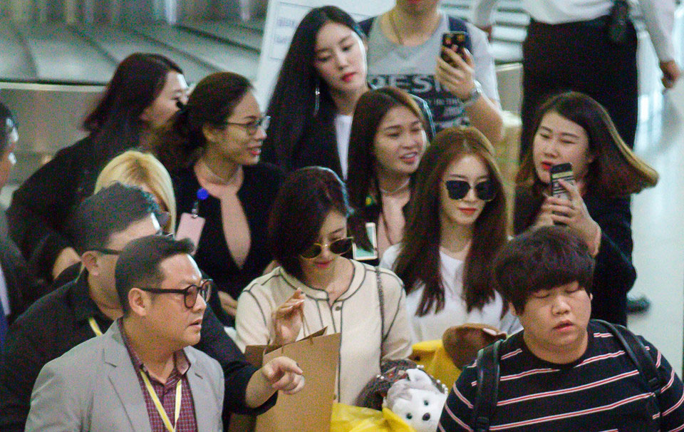 Fan Việt gào thét khi T-ara có mặt ở sân bay Tân Sơn Nhất