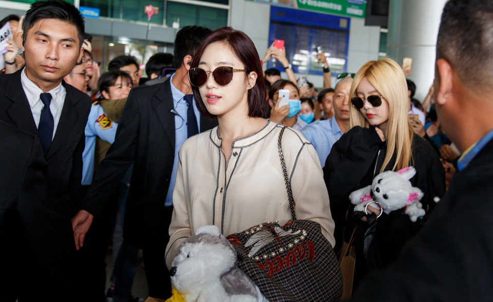 Fan Việt gào thét khi T-ara có mặt ở sân bay Tân Sơn Nhất