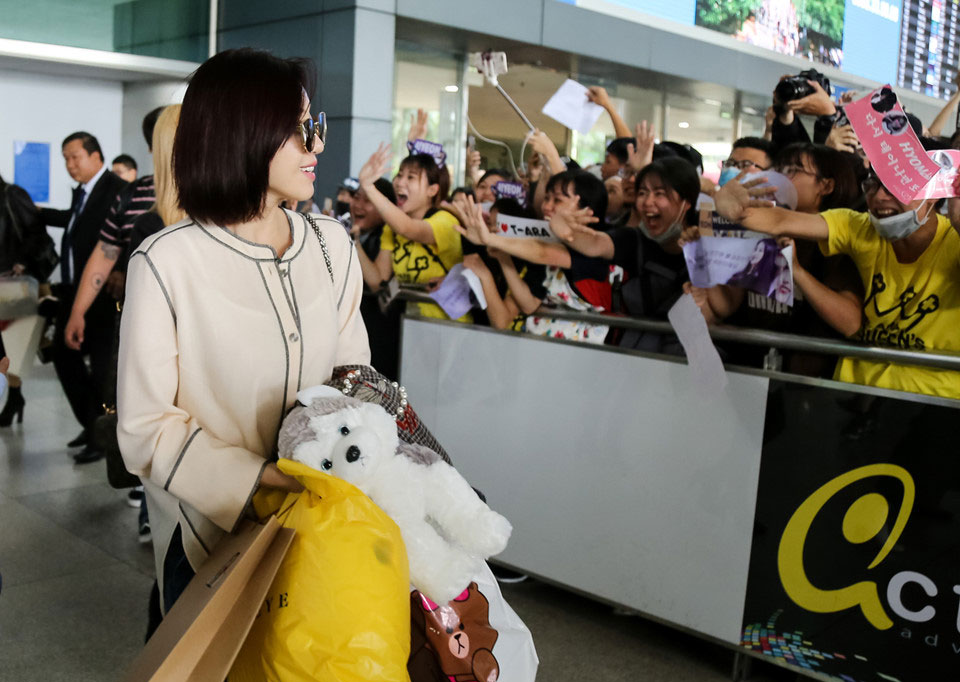 Fan Việt gào thét khi T-ara có mặt ở sân bay Tân Sơn Nhất