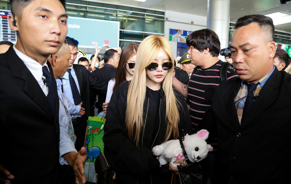 Fan Việt gào thét khi T-ara có mặt ở sân bay Tân Sơn Nhất
