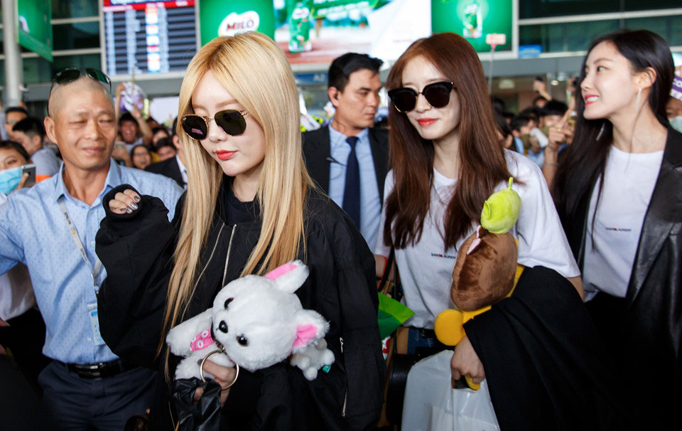Fan Việt gào thét khi T-ara có mặt ở sân bay Tân Sơn Nhất