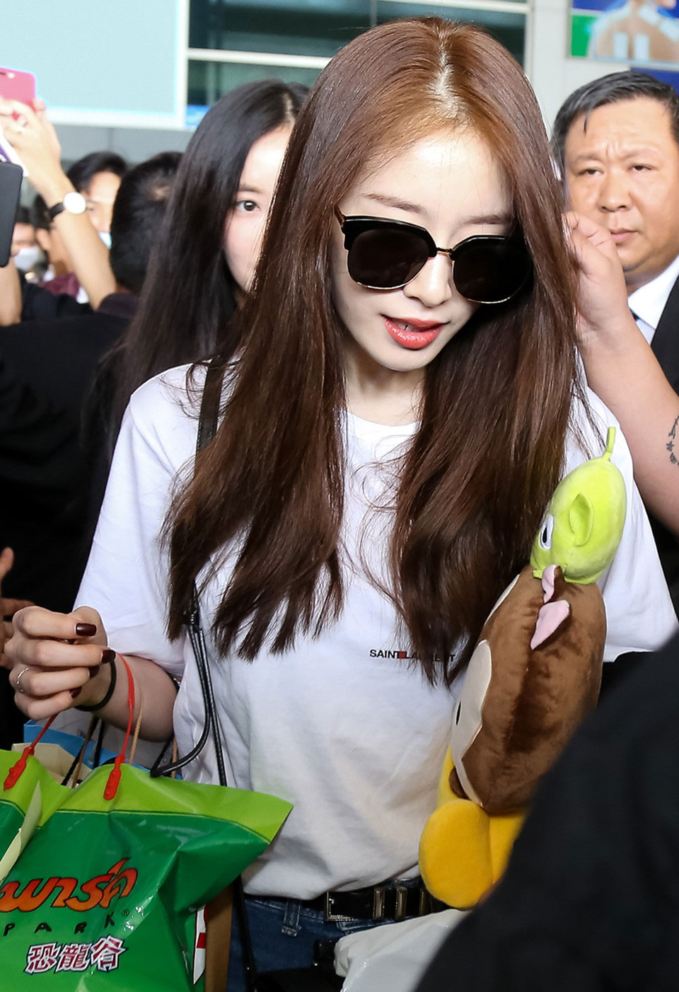 Fan Việt gào thét khi T-ara có mặt ở sân bay Tân Sơn Nhất