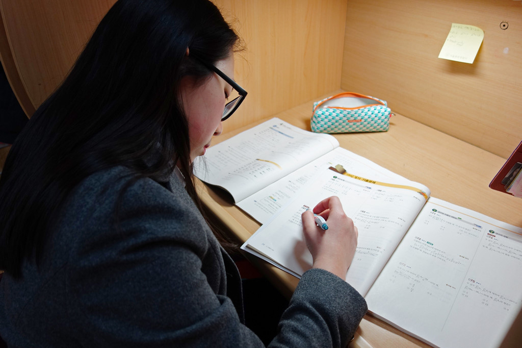 Giới trẻ Hàn tìm đến cái chết vì học suốt ngày, nơm nớp lo điểm số