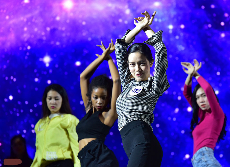 Thí sinh Hoa hậu Hoàn vũ mặc đồ ngủ đi tổng duyệt bán kết