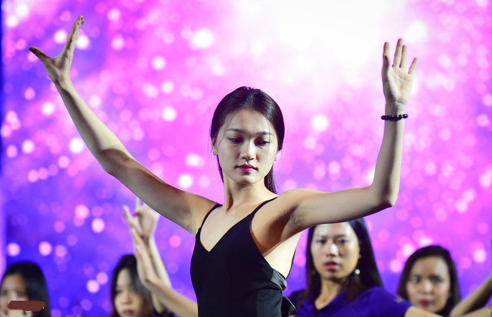 Thí sinh Hoa hậu Hoàn vũ mặc đồ ngủ đi tổng duyệt bán kết