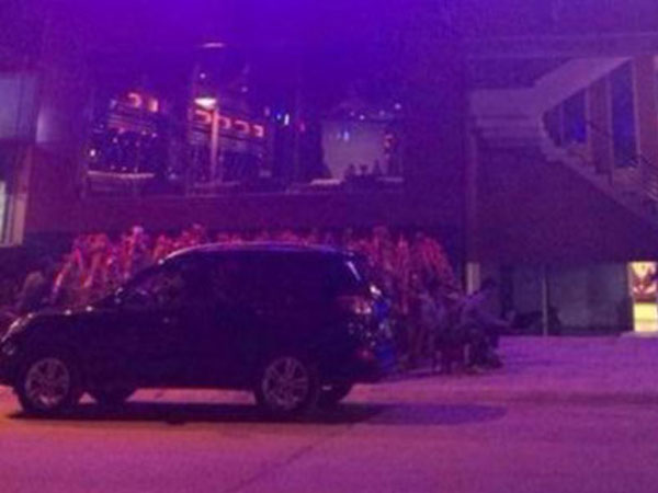 30 thanh niên hỗn chiến, nổ súng gây náo loạn quán bar ở Hà Nội