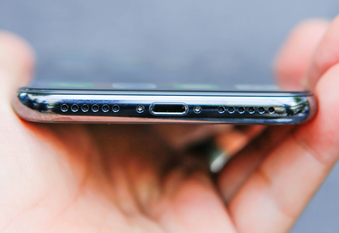 iPhone X đầu tiên về Việt Nam, giá 60 triệu đồng