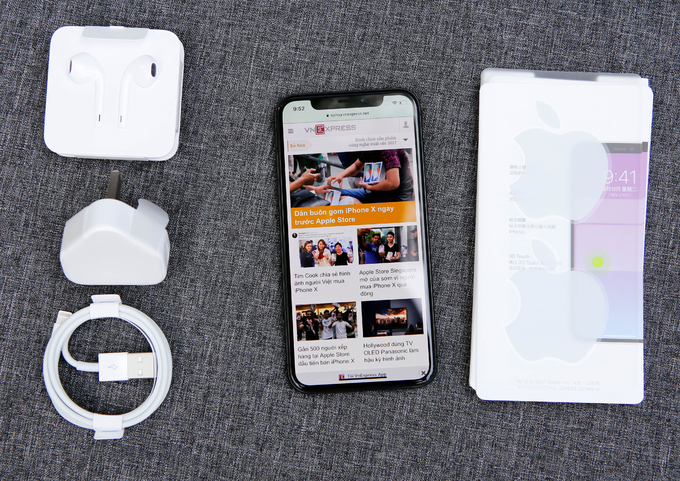 iPhone X đầu tiên về Việt Nam, giá 60 triệu đồng