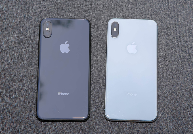iPhone X đầu tiên về Việt Nam, giá 60 triệu đồng