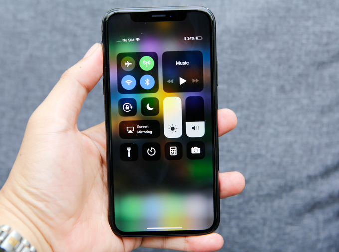 iPhone X đầu tiên về Việt Nam, giá 60 triệu đồng