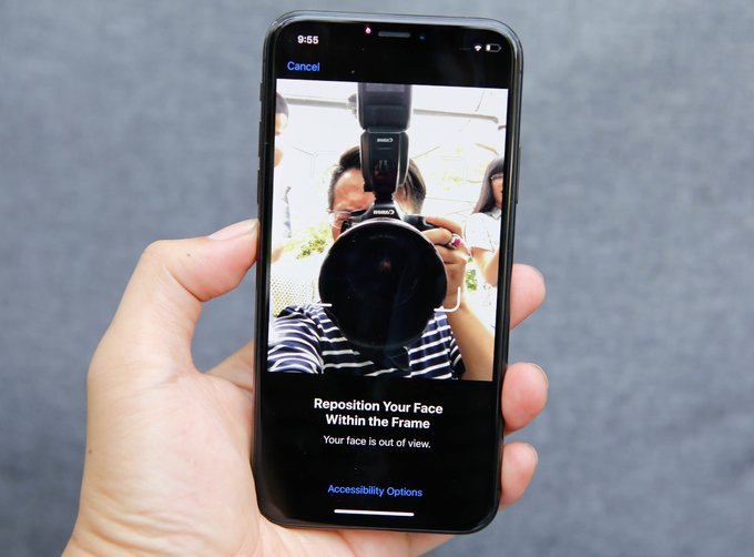 iPhone X đầu tiên về Việt Nam, giá 60 triệu đồng