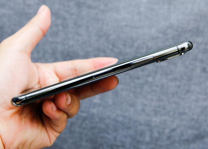 iPhone X đầu tiên về Việt Nam, giá 60 triệu đồng