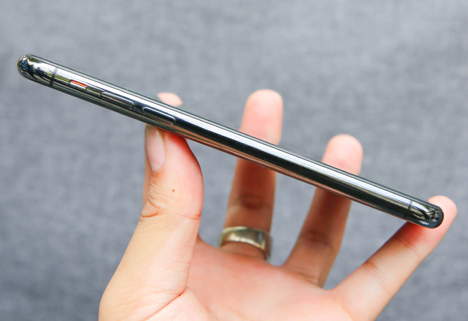 iPhone X đầu tiên về Việt Nam, giá 60 triệu đồng