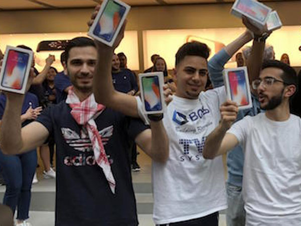 Gần 500 người xếp hàng tại Apple Store đầu tiên bán iPhone X