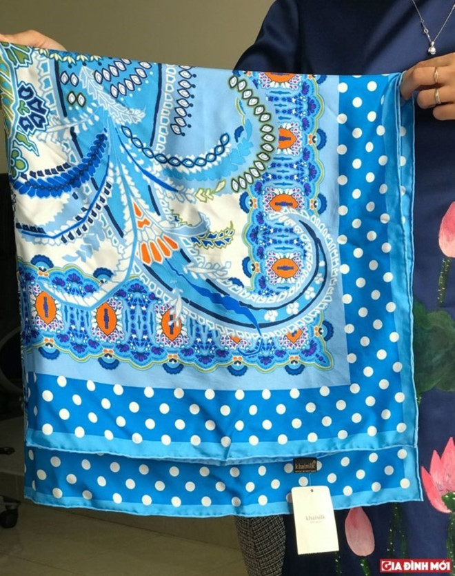 Khaisilk ăn bao nhiêu tiền mỗi chiếc khăn đầu dê, thịt chó?