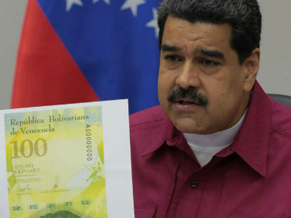 Dân Venezuela mang tiền bớt nặng hơn nhờ tờ 100.000 bolivar