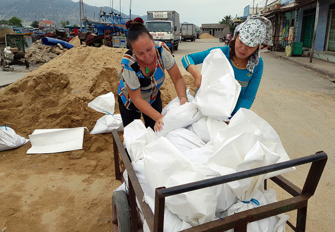 Người dân Nam Trung Bộ chạy bão Damrey