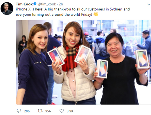 Tim Cook chia sẻ hình ảnh người Việt mua iPhone X