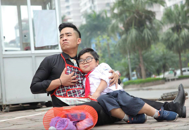 Nỗi khổ khi lấy vợ giàu được tái hiện qua clip chế Ông bố mưa