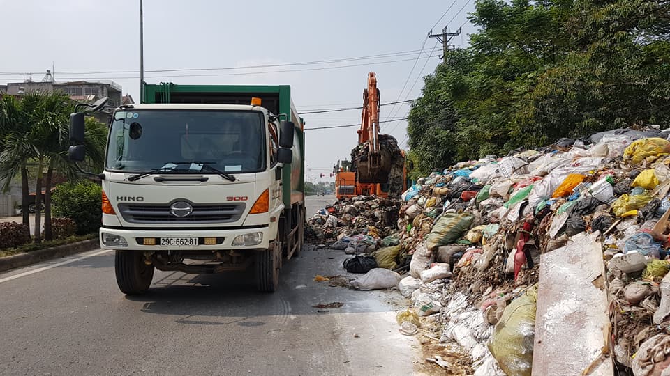 Hà Nội bất ngờ bứng loạt núi rác ứ đọng, bốc mùi nhiều tháng Hà Nội bất ngờ bứng loạt núi rác ứ đọng, bốc mùi nhiều tháng