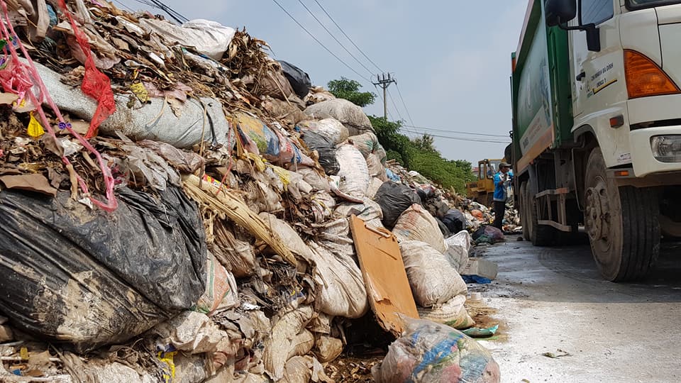 Hà Nội bất ngờ bứng loạt núi rác ứ đọng, bốc mùi nhiều tháng