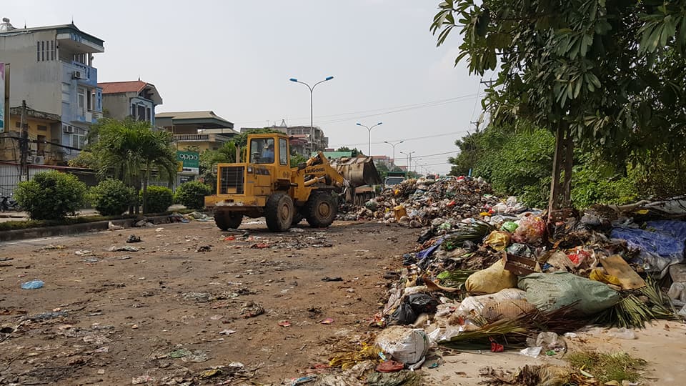 Hà Nội bất ngờ bứng loạt núi rác ứ đọng, bốc mùi nhiều tháng