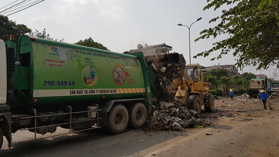 Hà Nội bất ngờ bứng loạt núi rác ứ đọng, bốc mùi nhiều tháng Hà Nội bất ngờ bứng loạt núi rác ứ đọng, bốc mùi nhiều tháng