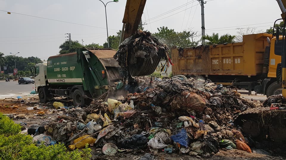 Hà Nội bất ngờ bứng loạt núi rác ứ đọng, bốc mùi nhiều tháng Hà Nội bất ngờ bứng loạt núi rác ứ đọng, bốc mùi nhiều tháng