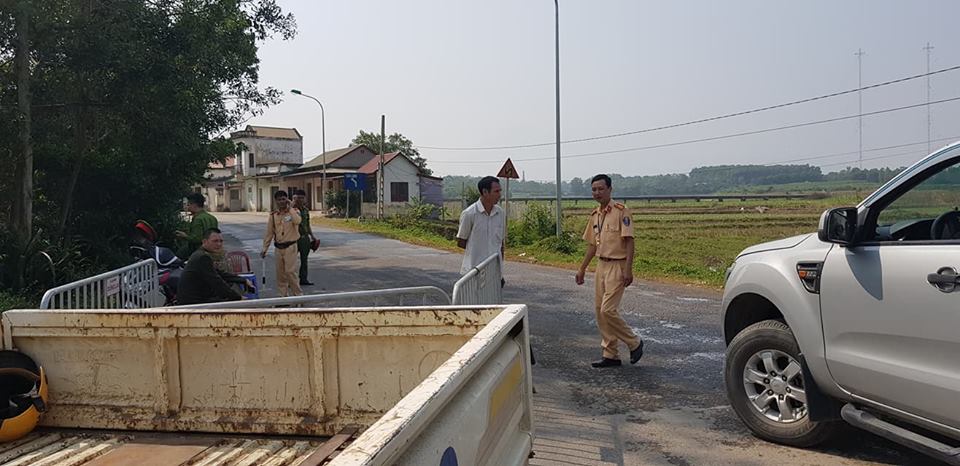 Hà Nội bất ngờ bứng loạt núi rác ứ đọng, bốc mùi nhiều tháng