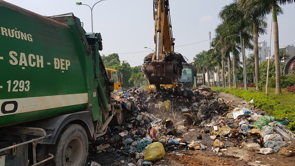 Hà Nội bất ngờ bứng loạt núi rác ứ đọng, bốc mùi nhiều tháng