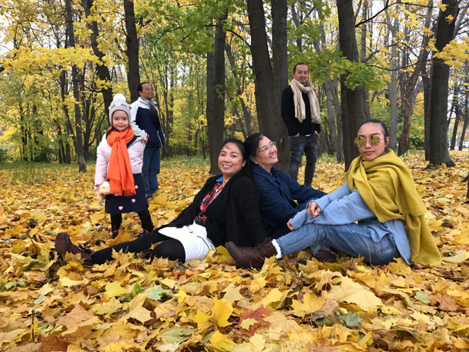 Đoan Trang đưa bố mẹ và con gái đi du lịch châu Âu