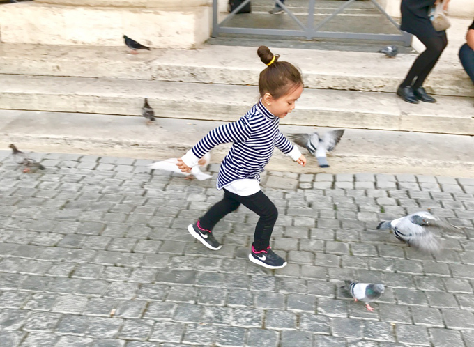 Đoan Trang đưa bố mẹ và con gái đi du lịch châu Âu