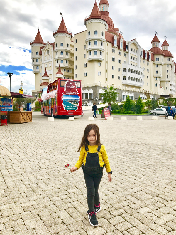 Đoan Trang đưa bố mẹ và con gái đi du lịch châu Âu