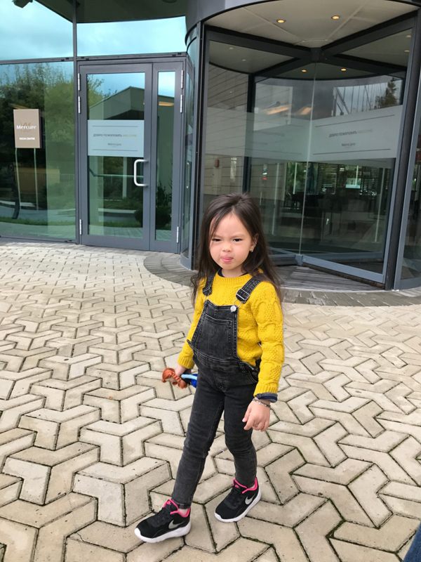 Đoan Trang đưa bố mẹ và con gái đi du lịch châu Âu