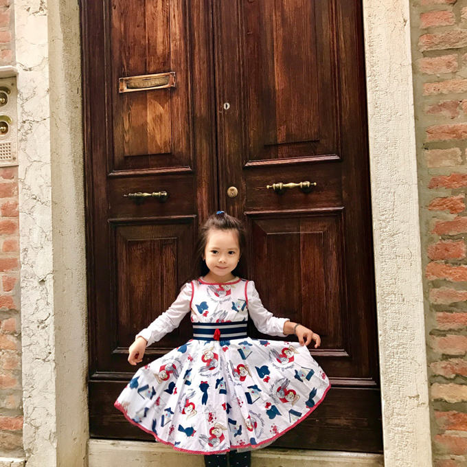 Đoan Trang đưa bố mẹ và con gái đi du lịch châu Âu