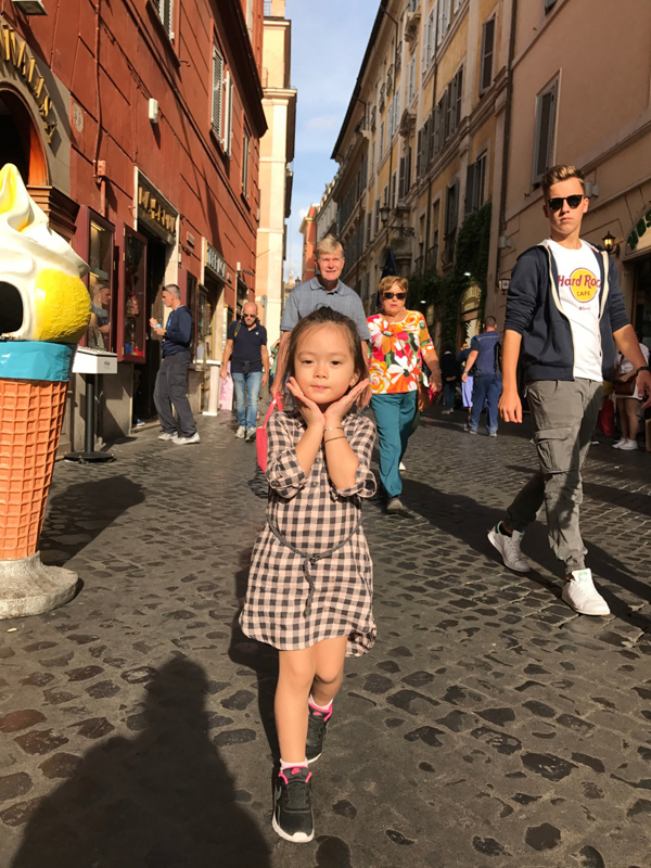 Đoan Trang đưa bố mẹ và con gái đi du lịch châu Âu