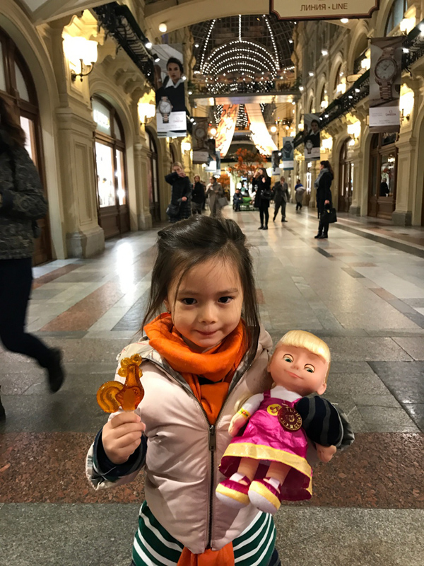 Đoan Trang đưa bố mẹ và con gái đi du lịch châu Âu