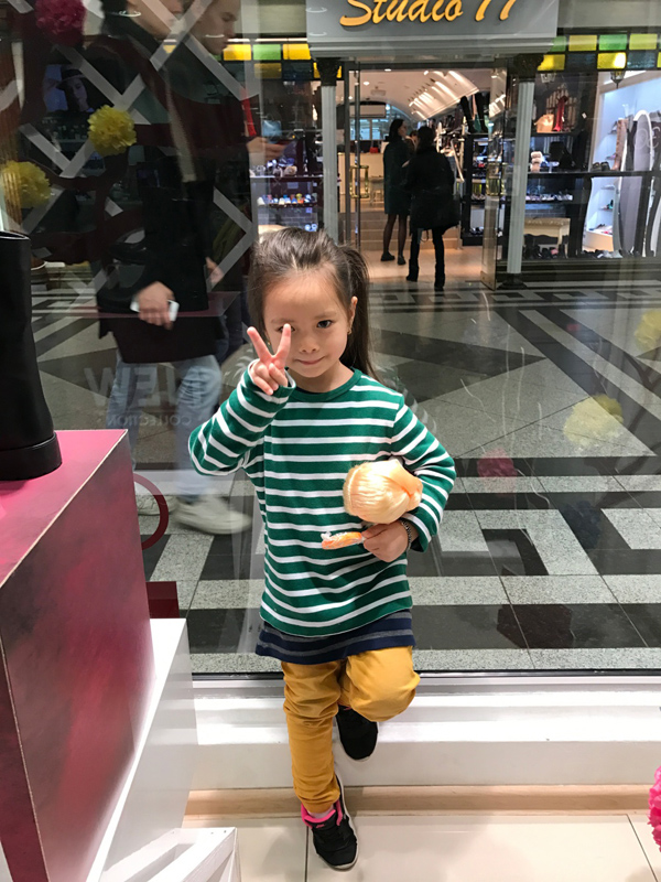 Đoan Trang đưa bố mẹ và con gái đi du lịch châu Âu