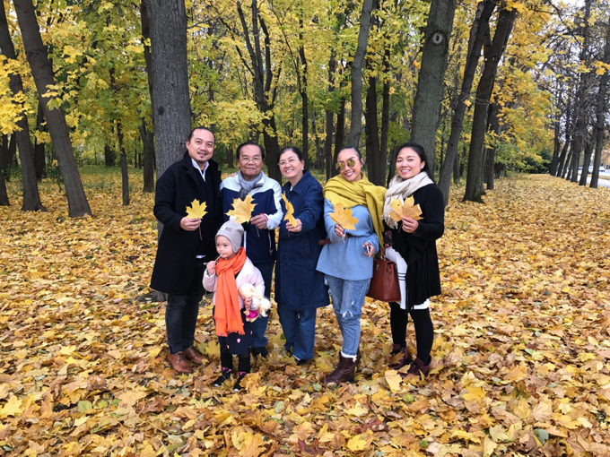 Đoan Trang đưa bố mẹ và con gái đi du lịch châu Âu