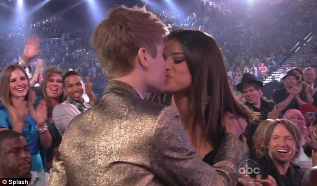 Đây là tình sử của Justin và Selena suốt 7 năm qua: Dài và dai chẳng kém Cô dâu 8 tuổi! Đây là tình sử của Justin và Selena suốt 7 năm qua: Dài và dai chẳng kém Cô dâu 8 tuổi!