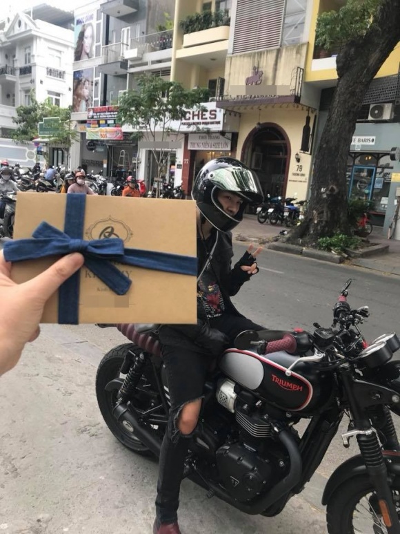 Ngày cưới cận kề, Kelvin Khánh vẫn lái mô tô chở Khởi My đi gửi thiệp cưới